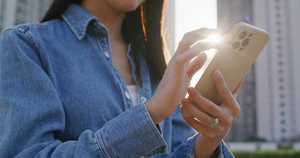 Şehirde Güneş Işığı Parlayan Kadın Cep Telefonu Kullanımı — Stok fotoğraf