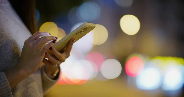 Mujer Uso Teléfono Inteligente Calle Por Noche —  Fotos de Stock