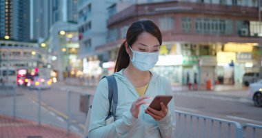 Açık havada kadın cep telefonu kullanımı