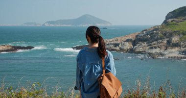 Kadınlar deniz manzarasının tadını çıkarır.
