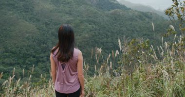 Yeşillik ve bereketli dağın tadını çıkar.