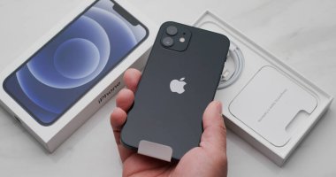 Hong Kong - 11 Ocak 2021: İphone 12 'yi aç