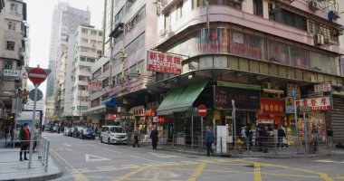 Mong Kok, Hong Kong - 30 Ocak 2021: Sokakta yürümek