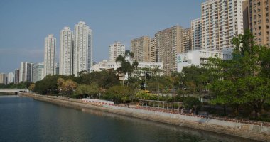 Sha Tin, Hong Kong - 14 Mart 2021: Shing Mun Nehri Kanalı ve Hong Kong konut binası