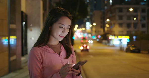 Vrouw Gebruik Van Mobiele Telefoon Stad Nachts — Stockfoto