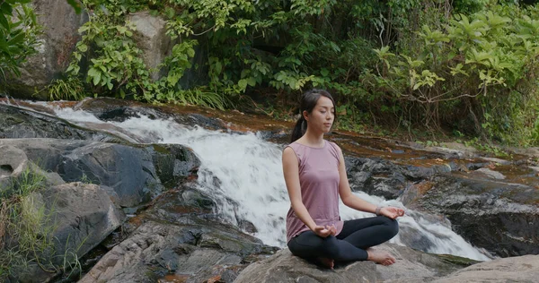 Şelalenin Arka Planında Şelaleyle Yoga Yapan Bir Kadın — Stok fotoğraf