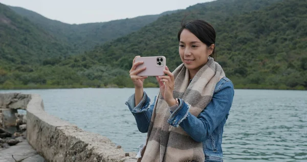 Жінка Використовує Мобільний Телефон Щоб Сфотографуватися Річковим Фоном — стокове фото