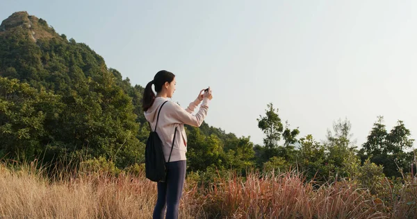 Kobieta Używa Telefonu Komórkowego Robienia Zdjęć Lesie — Zdjęcie stockowe