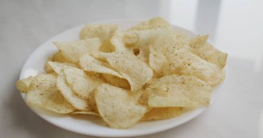 Tabakta patates cipsi var.