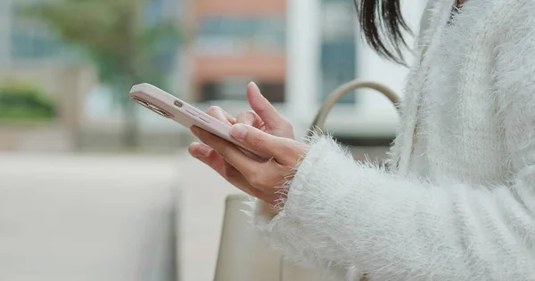 Mujer Uso Teléfono Inteligente Ciudad —  Fotos de Stock