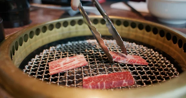 在炉子上烤的新鲜牛肉 — 图库照片