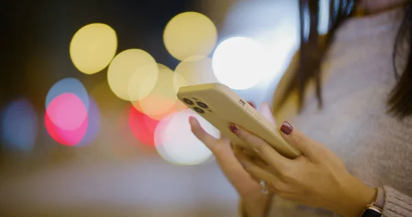 Mujer Uso Del Teléfono Móvil Calle Por Noche — Foto de Stock