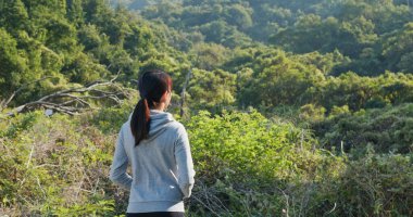 Kadın, orman manzarasına bak.