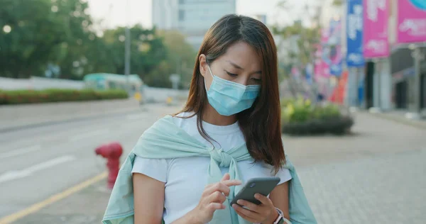 Žena Nosí Masku Obličeje Používání Mobilního Telefonu Přírodě — Stock fotografie