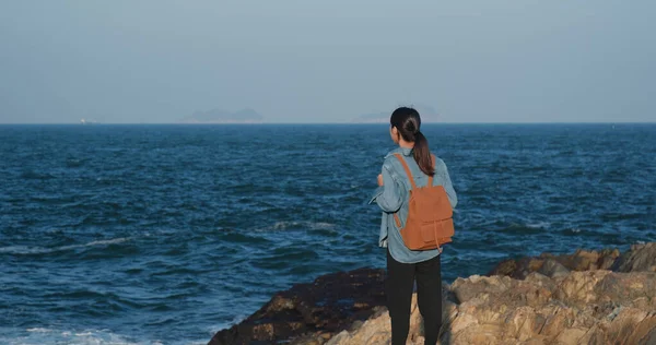 Kadınlar Deniz Manzarasının Tadını Çıkarır — Stok fotoğraf