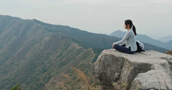 Mujer Disfrutar Vista Del Paisaje Montaña —  Fotos de Stock