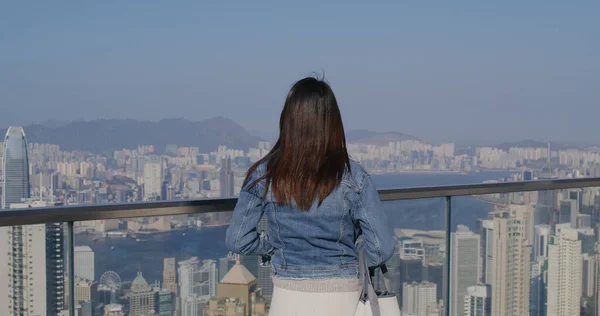 Kvinna Titta Landskapet Utsikt Över Hong Kong Stad — Stockfoto