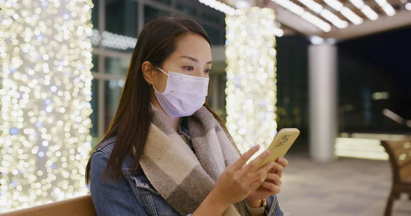 Kvinna Bära Ansikte Mask Och Användning Smarttelefon Natten — Stockfoto