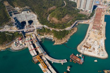 Tseung Kwan O, Hong Kong - 21 Aralık 2020: Cross Harbor Köprüsü yapım aşamasında