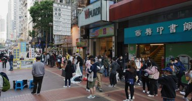 Mong Kok, Hong Kong 30 Ocak 2021: Sokakta yürümek