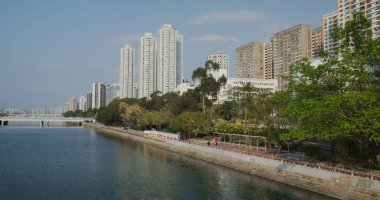 Sha Tin, Hong Kong - 14 Mart 2021: Shing Mun Nehri Kanalı ve Hong Kong konut binası