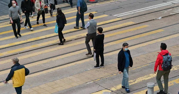 香港中央部 2020年12月15日 道路を横断する人々のトップビュー — ストック写真