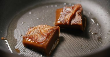 Çin usulü ızgara pirinç keki.