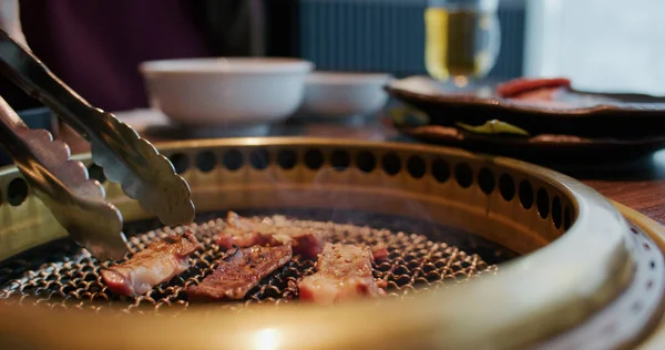 Fresca Fetta Manzo Alla Griglia Sul Fornello Del Ristorante — Foto Stock