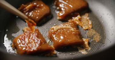 Çin usulü ızgara pirinç keki.