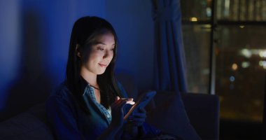 Evde akıllı telefon kullanan kadınlar.