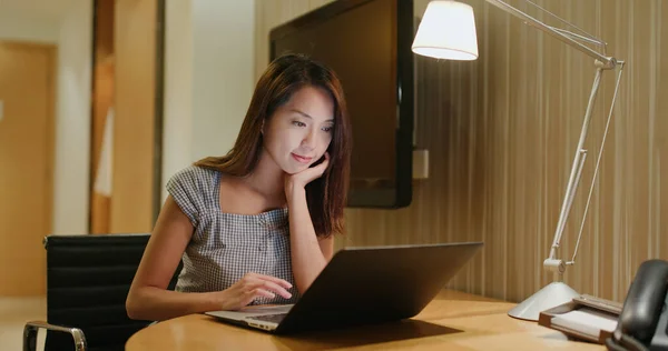 Kobieta Pracuje Laptopie Nocy — Zdjęcie stockowe