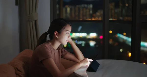 Mujer Uso Tableta Por Noche — Foto de Stock