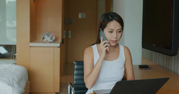 Kobieta Pracuje Laptopie Rozmawia Przez Telefon Komórkowy Domu — Zdjęcie stockowe