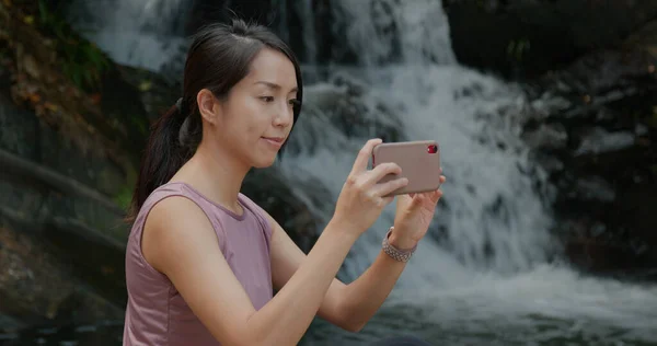 Kvinna Använder Mobiltelefon För Att Foto Vid Vattenfall Regnskogen — Stockfoto