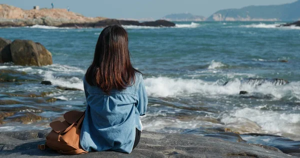 Mulher Sentar Rocha Desfrutar Vista Para Mar — Fotografia de Stock