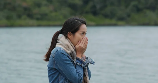 Vrouw Heeft Het Koud Aan Zee — Stockfoto