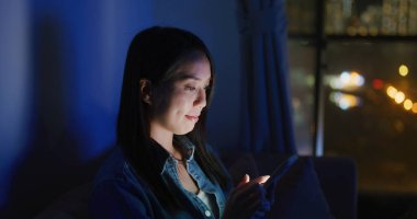 Evde akıllı telefon kullanan kadınlar.