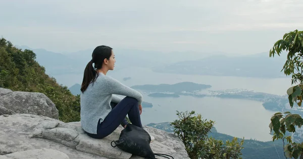 Mujer Sentada Cima Montaña —  Fotos de Stock