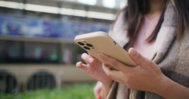 Dışarıdaki cep telefonunda kadın araması