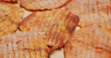 Tayland usulü kuru kalamar yemeği.