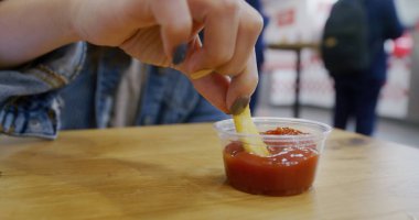 Patates kızartması ve ketçap.