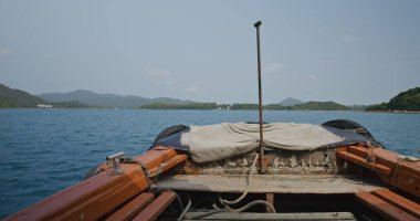 Güneşli bir günde, denizde bir gemi