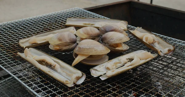 Frische Kurzhalsmuschel Und Rasiermuschel Auf Dem Grillnetz — Stockfoto