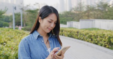 Parkta kadın cep telefonu kullanımı