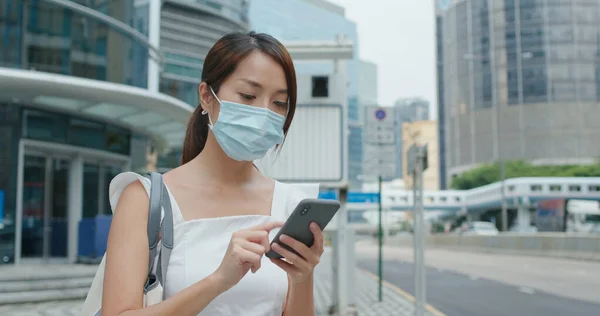 Žena Nosit Masku Obličeje Používání Chytrého Telefonu Městě — Stock fotografie