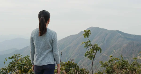 Γυναίκα Απολαμβάνουν Θέα Του Τοπίου Στο Βουνό — Φωτογραφία Αρχείου
