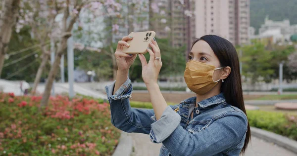 Mujer Usar Máscara Facial Uso Teléfono Inteligente Para Tomar Foto — Foto de Stock