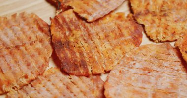 Tayland usulü kuru kalamar yemeği.