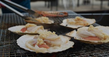 Barbekü ağında taze deniz tarağı