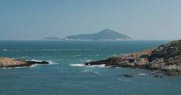 Vagues Mer Éclaboussent Contre Rocher Sur Île — Photo